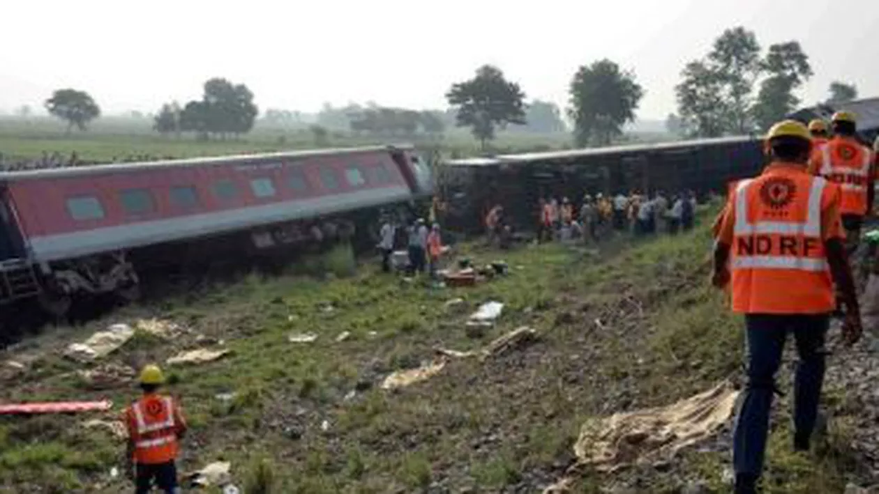 India: 12 persoane au murit în urma coliziunii a două trenuri