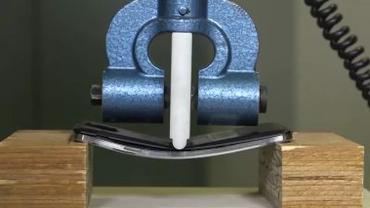 Consumer Reports: Este nevoie de o greutate de 40 kilograme pentru a îndoi un iPhone 6 Plus (VIDEO)