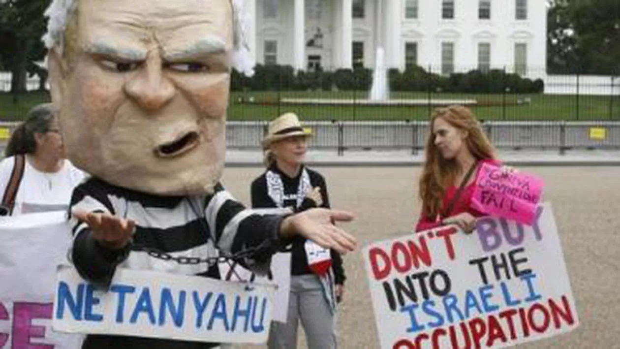 Zeci de oameni au protestat în fața Casei Albe, în timpul vizitei premierului israelian Benjamin Netanyahu