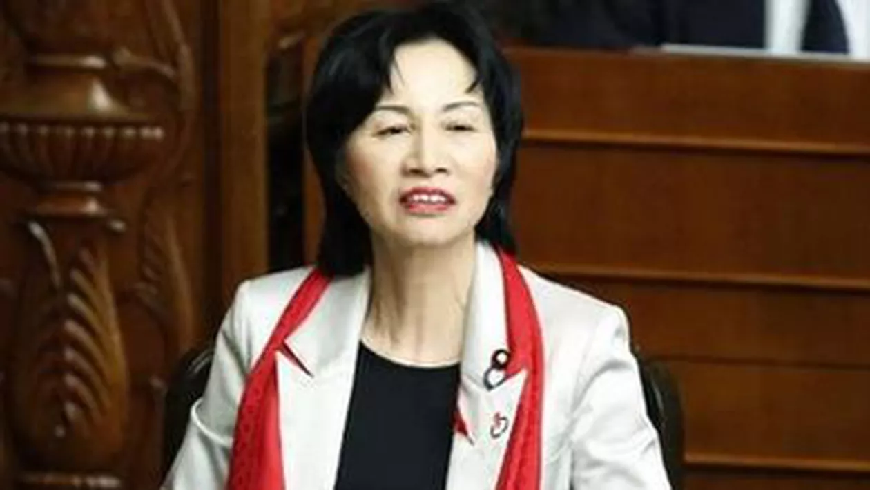 Japonia: Ministru, criticat de senatori pentru că a purtat o eșarfă roșie în Parlament