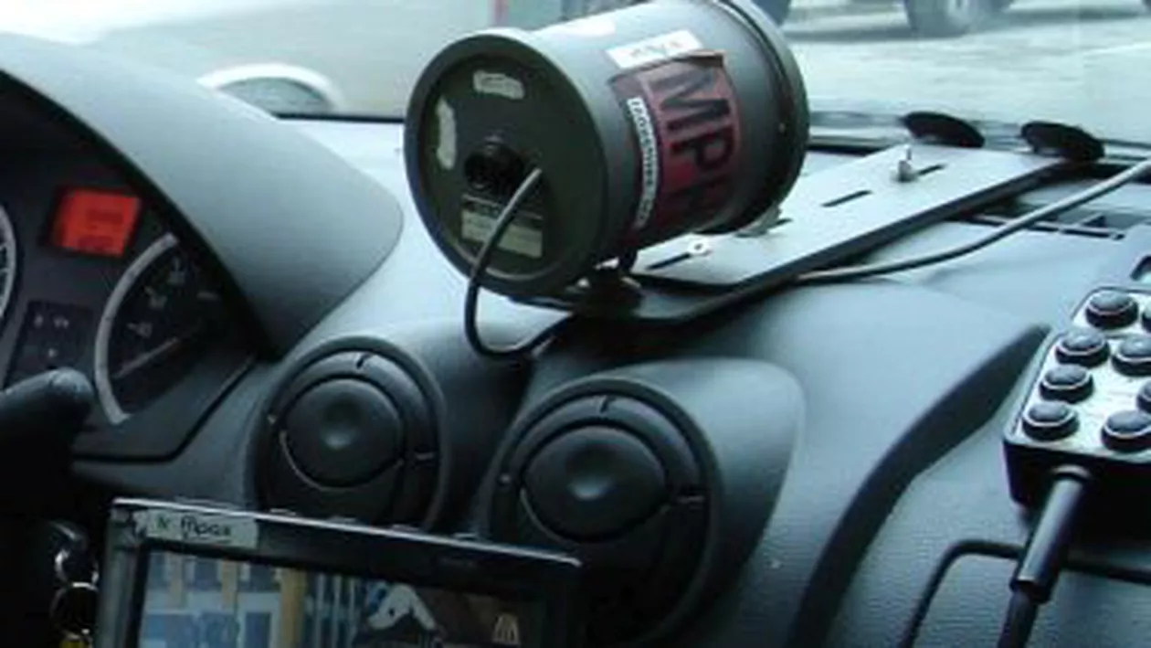 Un tânăr de 18 ani a fost prins conducând cu 212 km/h pe Autostrada Transilvania