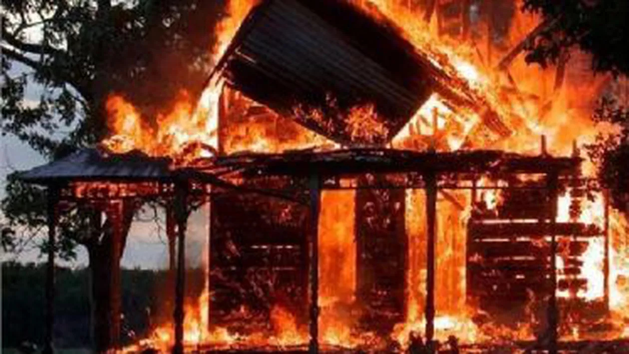 Suceava: O cabană din Straja a ars într-un incendiu provocat intenționat