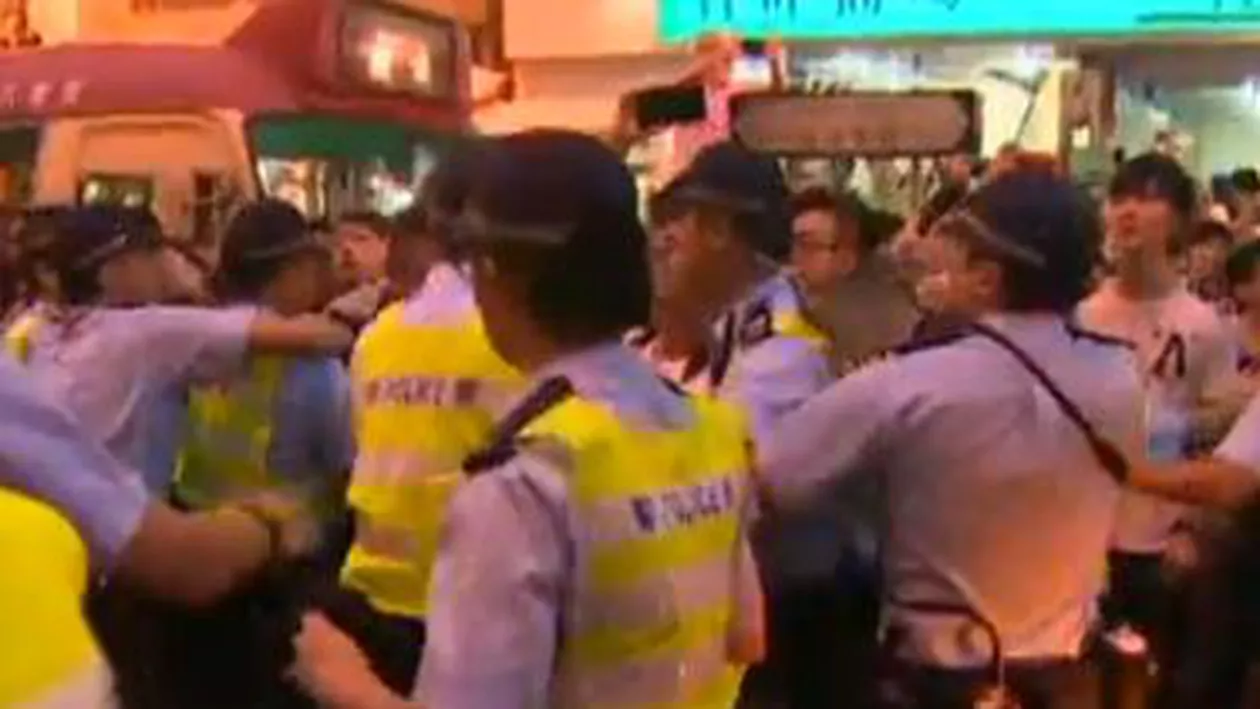 Manifestanţii pro-democraţie din Hong Kong, somaţi de autorităţi să se disperseze până luni