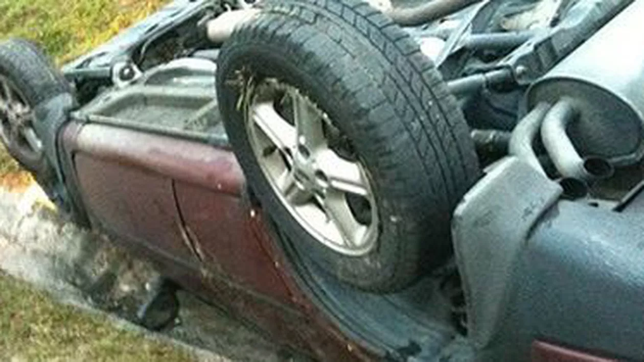Cluj: Un tânăr a murit și altul a fost rănit, după ce mașina în care se aflau s-a răsturnat în albia unui râu