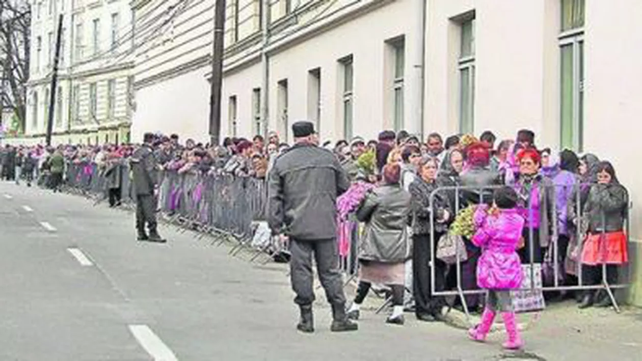Peste 15.000 de pelerini s-au așezat la coadă, în jurul Catedralei Mitropolitane din Iași, pentru a se închina la moaștele Sfintei Parascheva