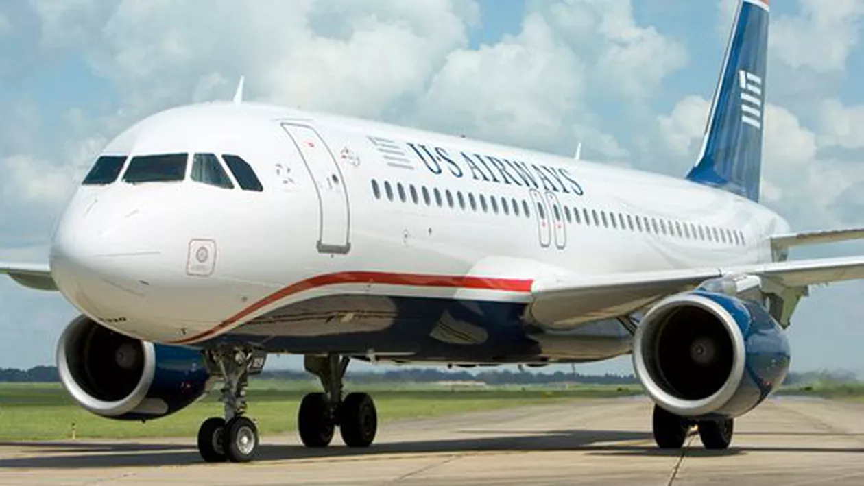 Sute de pasageri ai unui avion, plasaţi în carantină după ce un bărbat a glumit că are Ebola