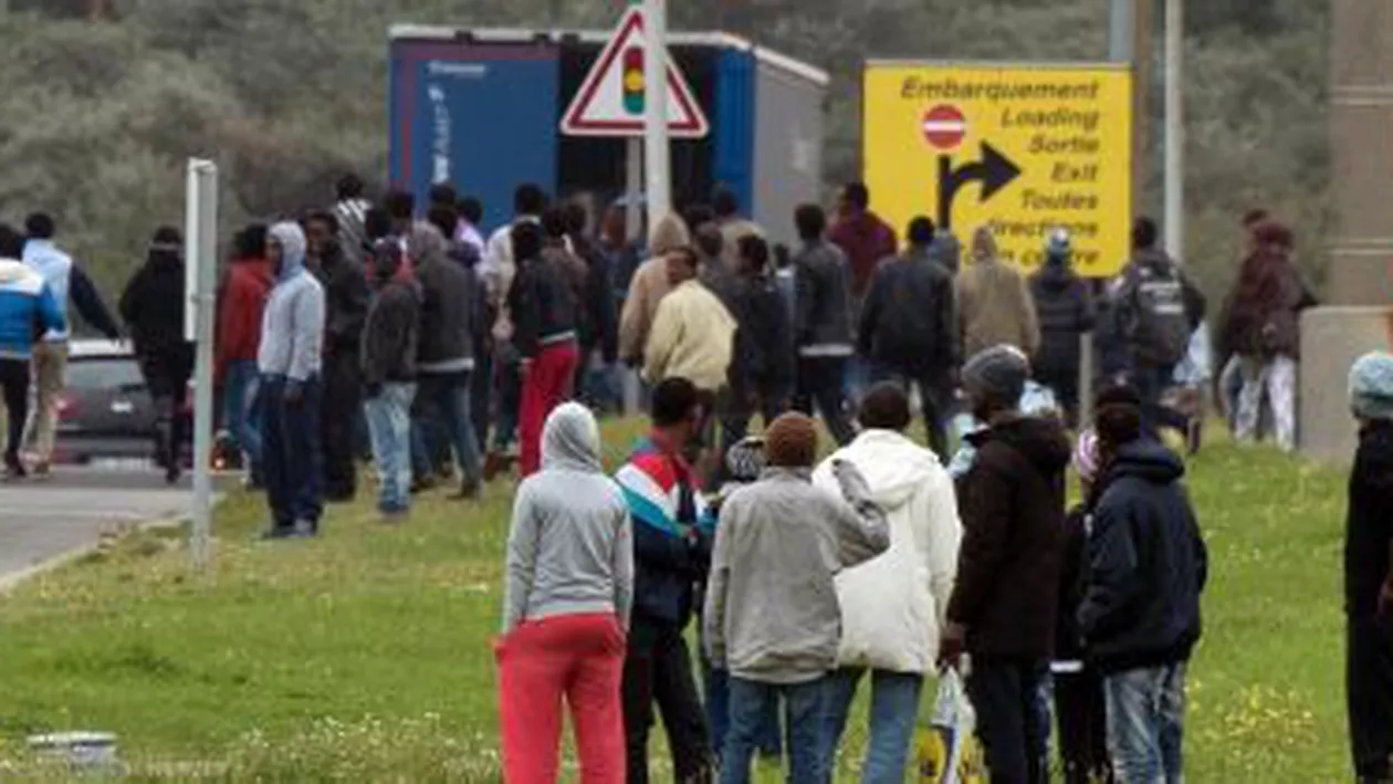 Sute de persoane cer suplimentarea forțelor de poliție la Calais, pe fondul afluxului de imigranți care încearcă să ajungă în Marea Britanie