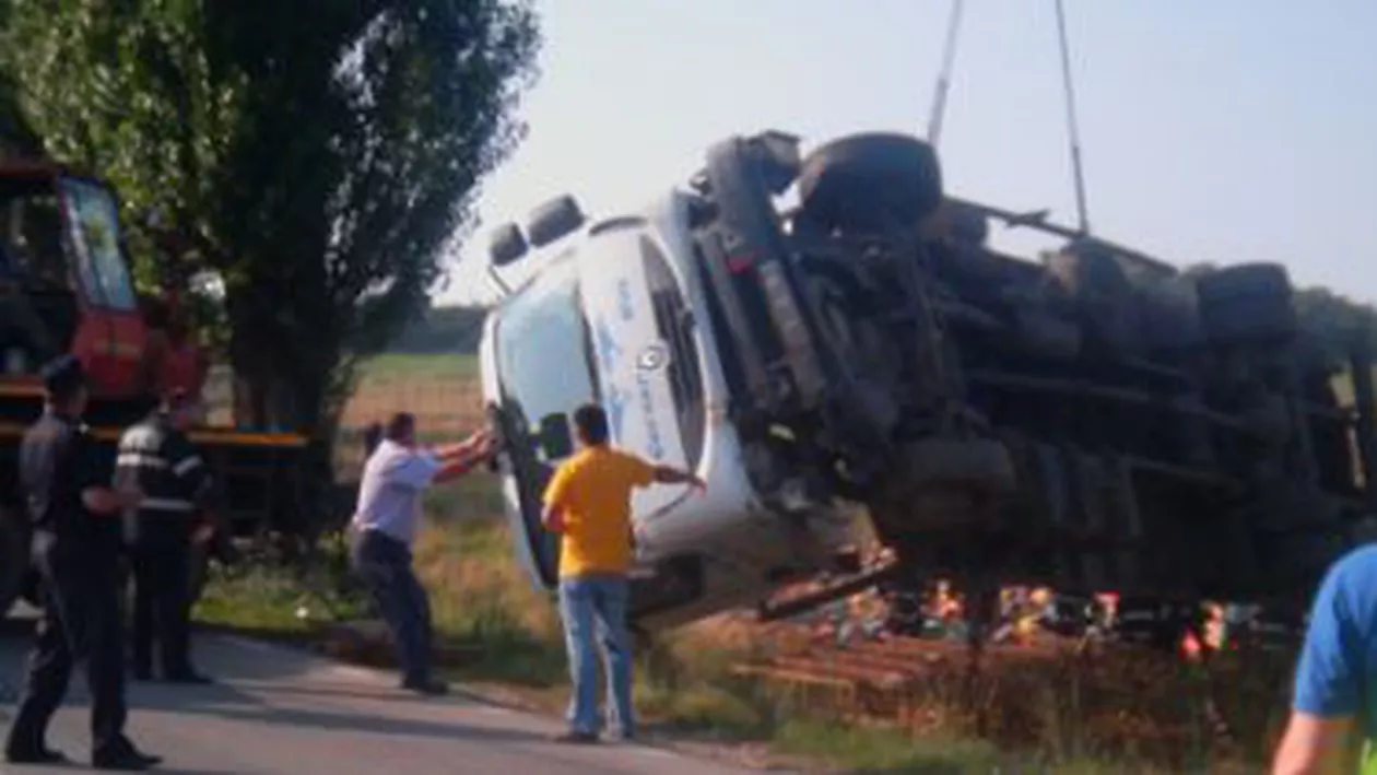 Arad: Un camion din Bulgaria s-a răsturnat pe autostradă