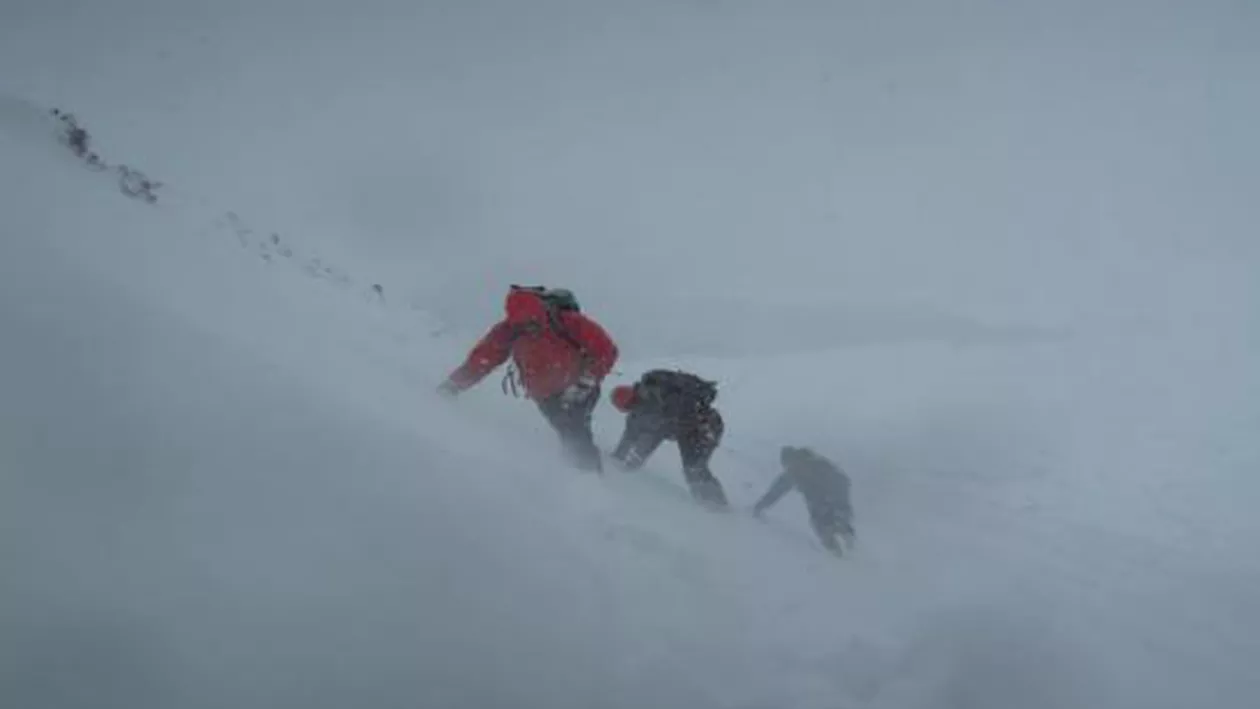 Cel puţin 24 de alpiniști au murit în urma viscolului din Himalaya
