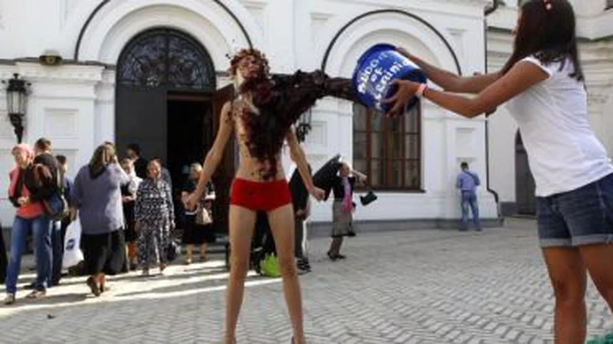 Două militante ucrainene ale mișcării Femen au manifestat la Milano împotriva lui Vladimir Putin