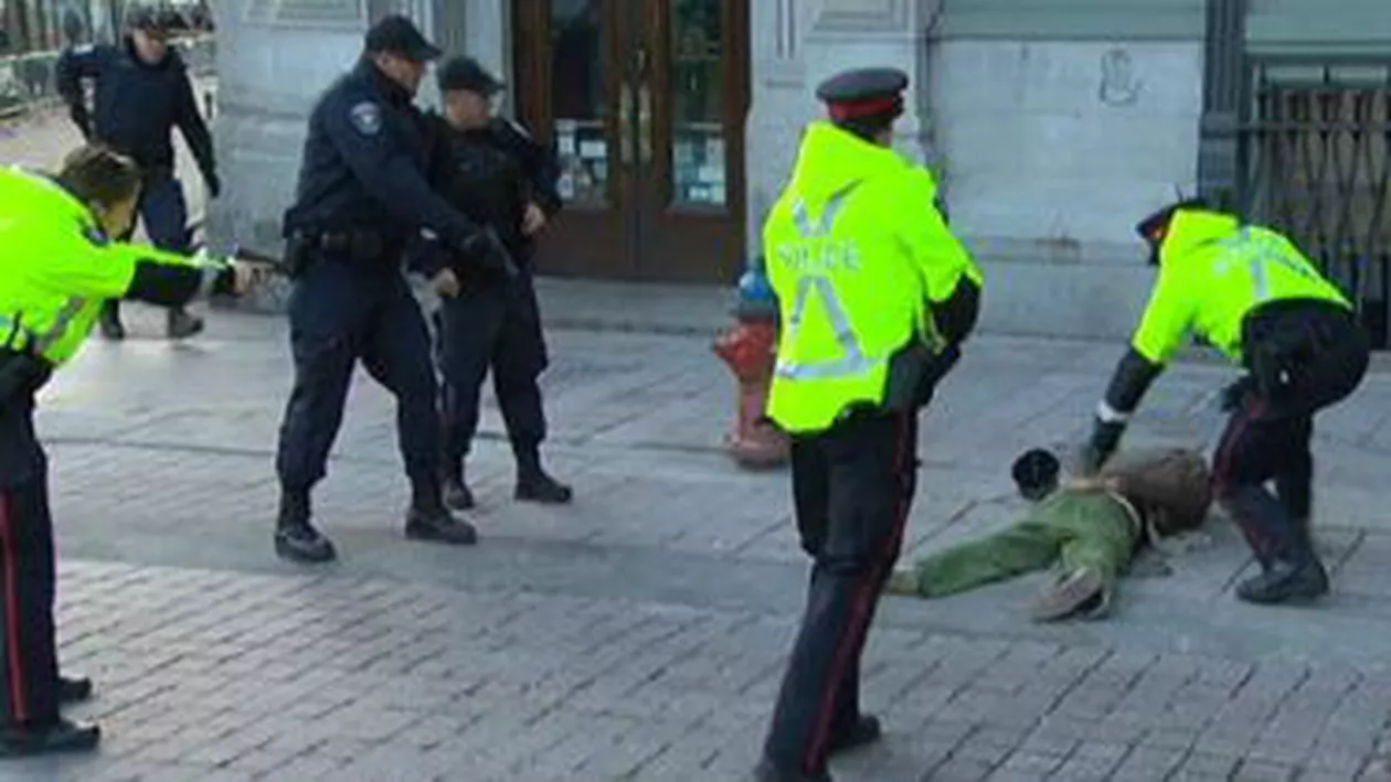 Un bărbat a fost reținut la Ottawa la câțiva metri de Stephen Harper, care depunea o coroană de flori