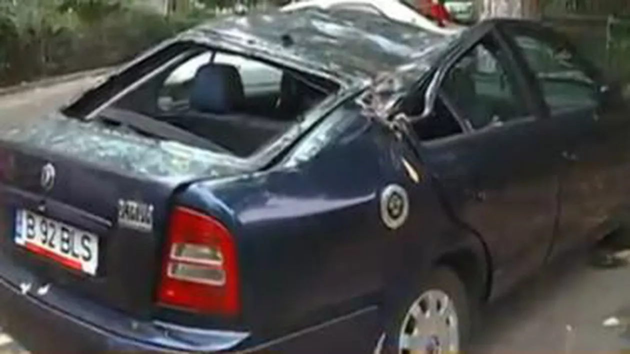 Un copac a fost doborât de vânt în Capitală: O mașină a fost avariată