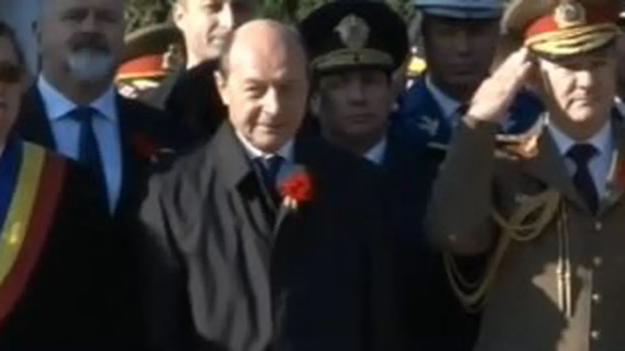 Traian Băsescu și Victor Ponta, la ceremoniile prilejuite de Ziua Armatei. Este prima participare comună la un eveniment de la începutul campaniei electorale (VIDEO)