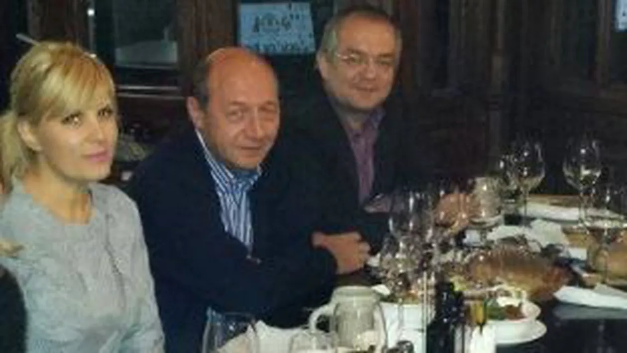 Traian Băsescu, Elena Udrea și Emil Boc s-au întâlnit la un restaurant din centrul Capitalei (FOTO)