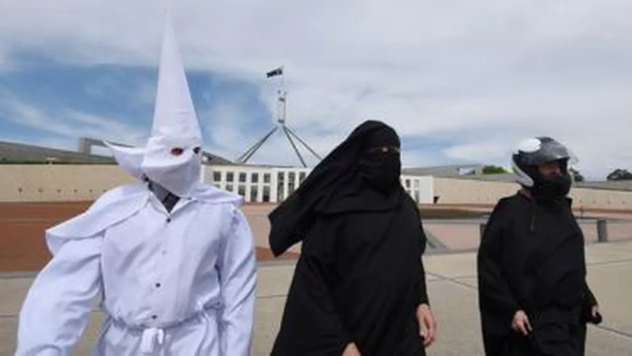 Trei bărbați care poartă cagula KKK, niqab şi cască de motociclist au încercat să intre în Parlamentul australian