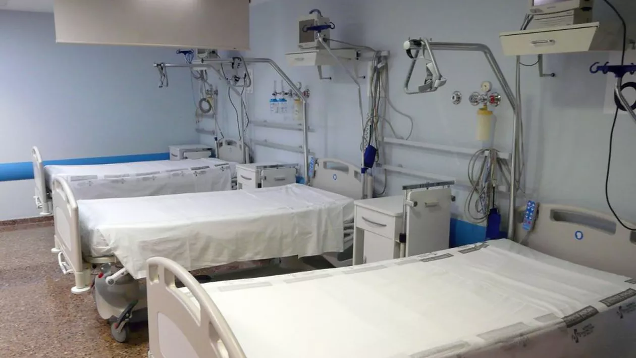 Vaslui: Fetiţă de cinci ani la spital, după ce a fost lovită de o maşină în timp ce traversa strada