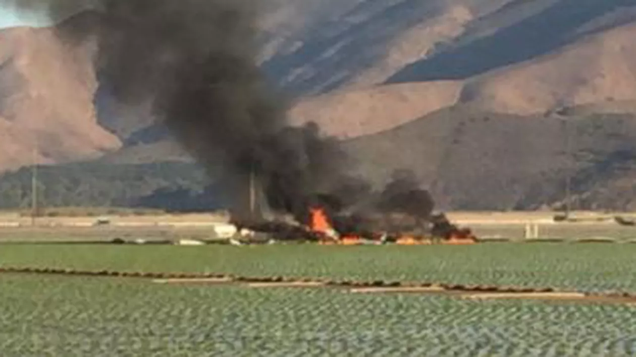 O persoană a murit după ce un avion de vânătoare s-a prăbușit în California