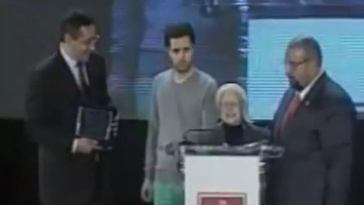 Servilism exagerat în campanie: Piedone îi șoptește celei mai bătrâne locuitoare din Sectorul 4 să spună că votează cu Ponta (VIDEO)