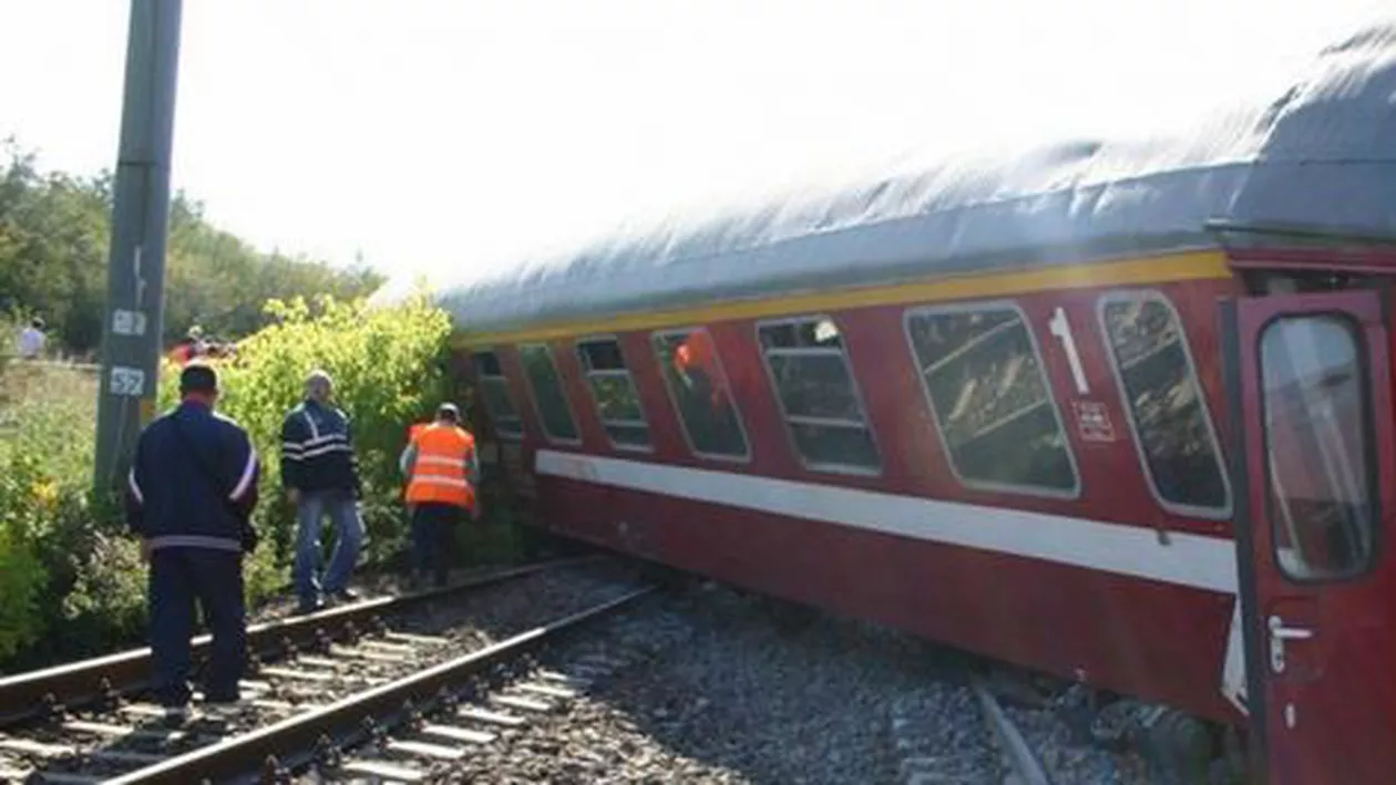 Caraş-Severin: Calea ferată, distrusă în zona unde au deraiat trei vagoane ale unui tren InterRegio