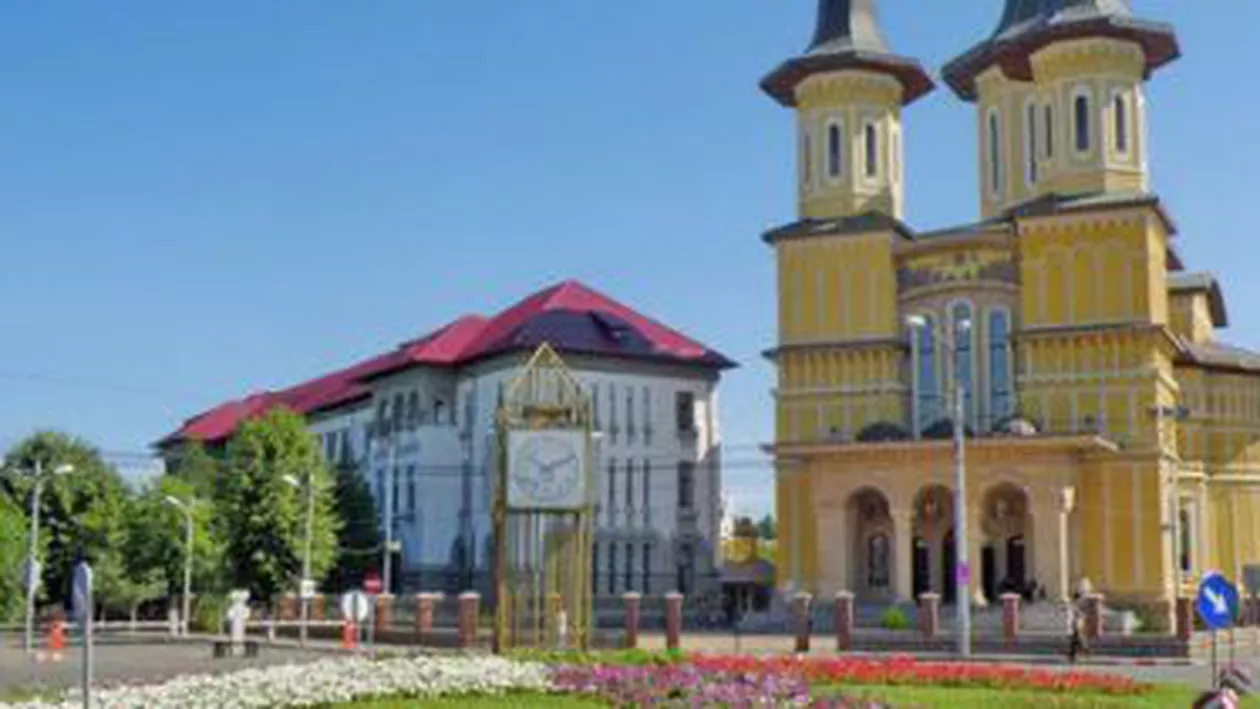 Un bărbat a leșinat la volan și a intrat cu mașina în Arhiepiscopia din Buzău (VIDEO)