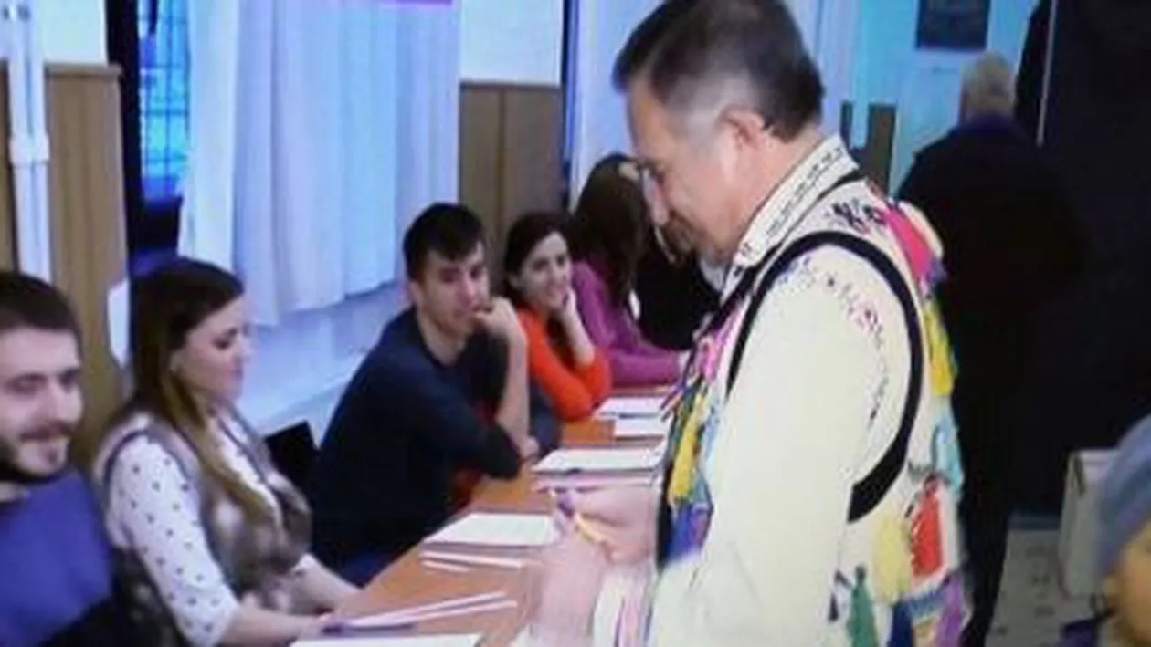 Gheorghe Funar a votat, la prima oră, îmbrăcat în costum popular