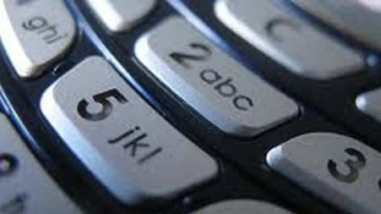 Doi escroci prin telefon au fost prinși de poliție după ce au fost păcăliți de o bătrână