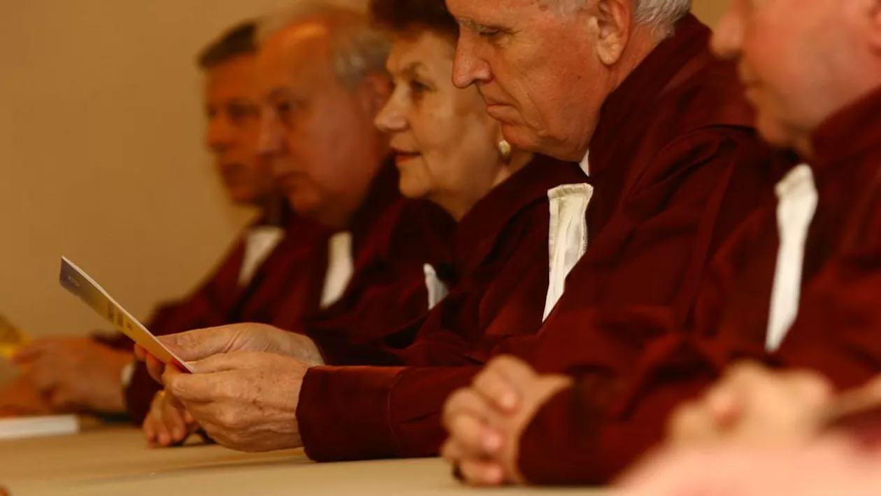 CCR decide marţi dacă un articol în baza căruia Iohannis e declarat incompatibil este constituțional