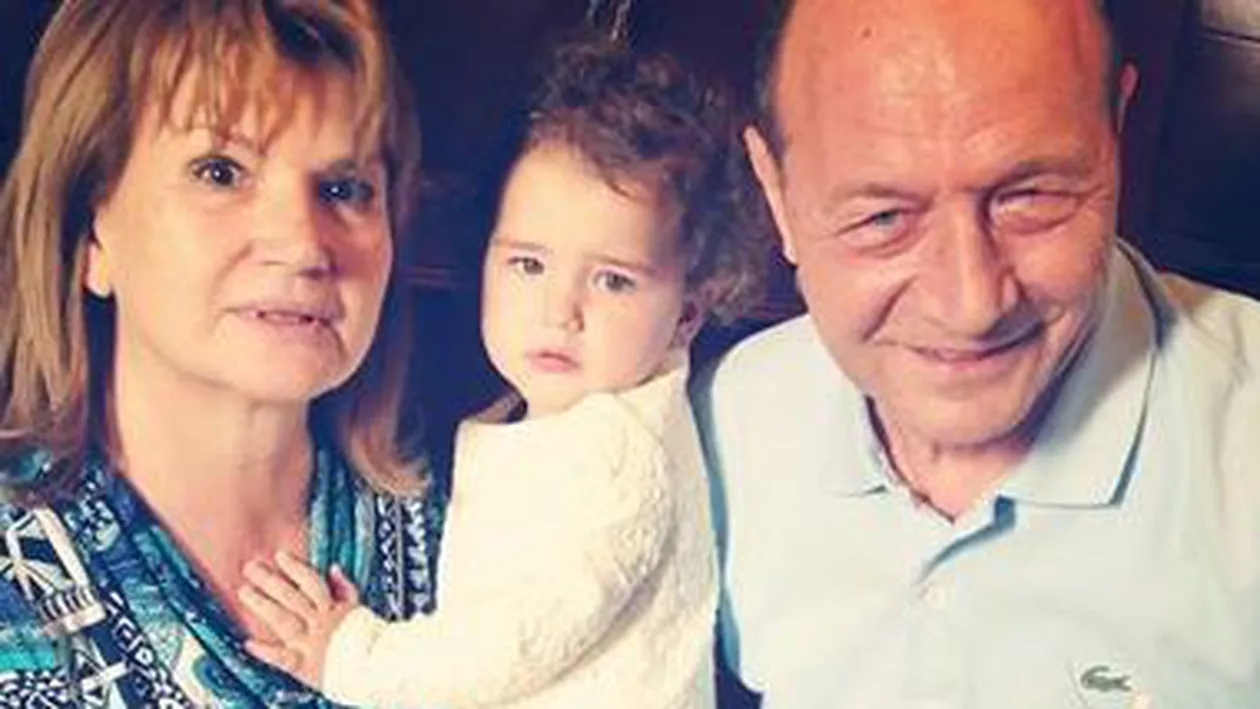Traian Băsescu a primit de la nepoțica sa un tort în formă de vapor, cu Popeye Marinarul (FOTO)