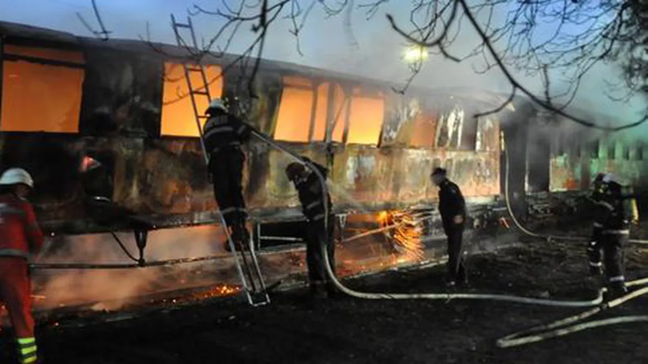 Bacău: Două vagoane de călători au ars în totalitate, la 100 de metri de peronul gării