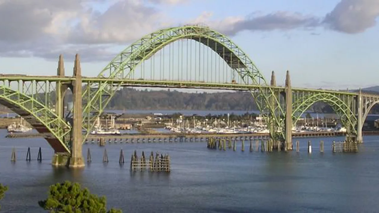 SUA: O femeie şi-a aruncat băiatul de şase ani de pe un pod. Copilul a murit înecat