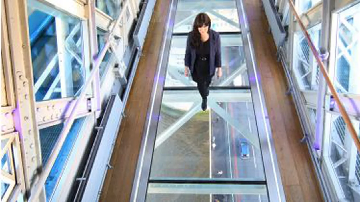 Tower Bridge din Londra are două noi pasarele de sticlă deasupra râului Tamisa (VIDEO)