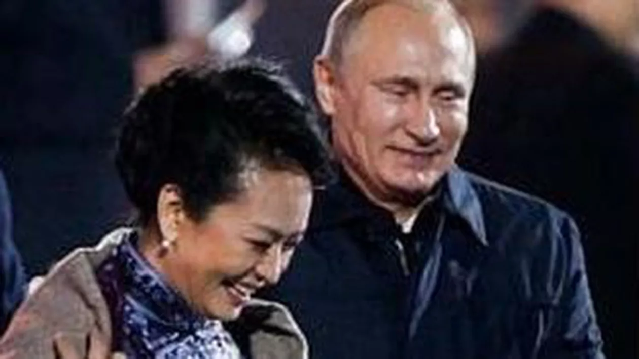 Chinezii, scandalizați de un gest politicos făcut de Putin: Președintele rus a pus o pătură pe umerii Primei Doamne a Chinei (VIDEO)