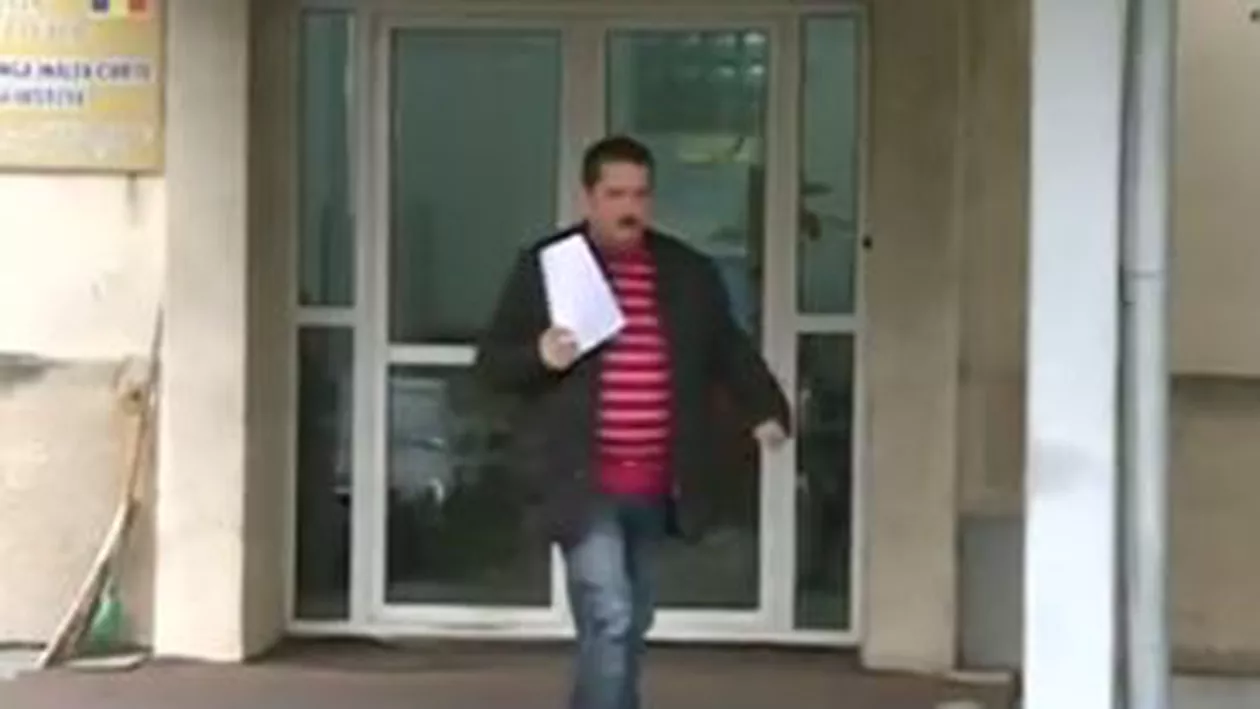 Președintele PNL Azuga, alergat de jurnaliști (VIDEO)