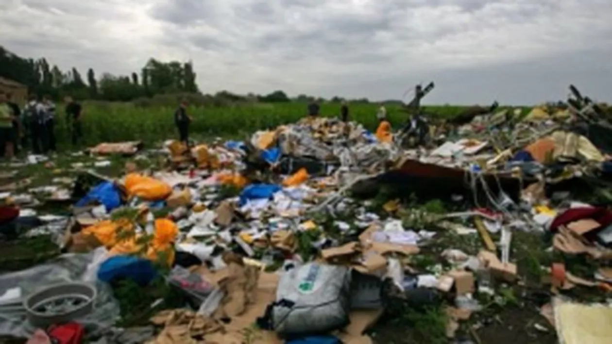 Ucraina: Noi rămășițe umane au fost descoperite la locul prăbușirii avionului companiei Malaysia Airlines