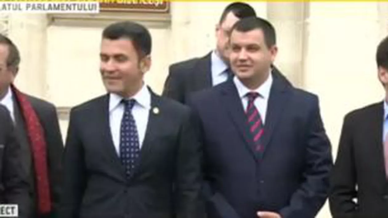 Ședința Comisiei pentru românii din diaspora mutată în fața Parlamentului. Accesul presei în Parlament a fost interzis (VIDEO)