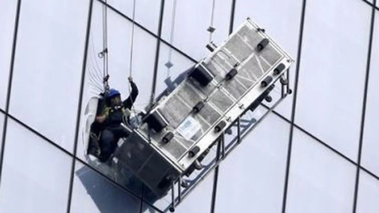 New York: Doi muncitori au fost salvați după ce au rămas suspendați pe o platformă, pe fațada Turnului 1WTC