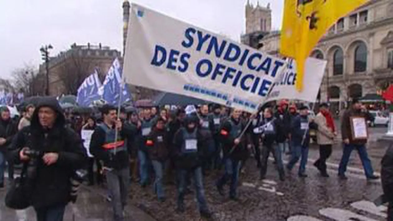 Franța: Mii de polițiști au manifestat la Paris, denunțând condițiile dificile de lucru