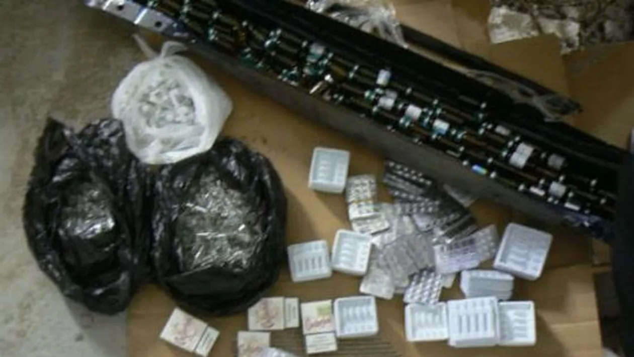 Sute de tablete şi fiole cu anabolizante, găsite asupra unui pasager dintr-un microbuz în Vama Albiţa