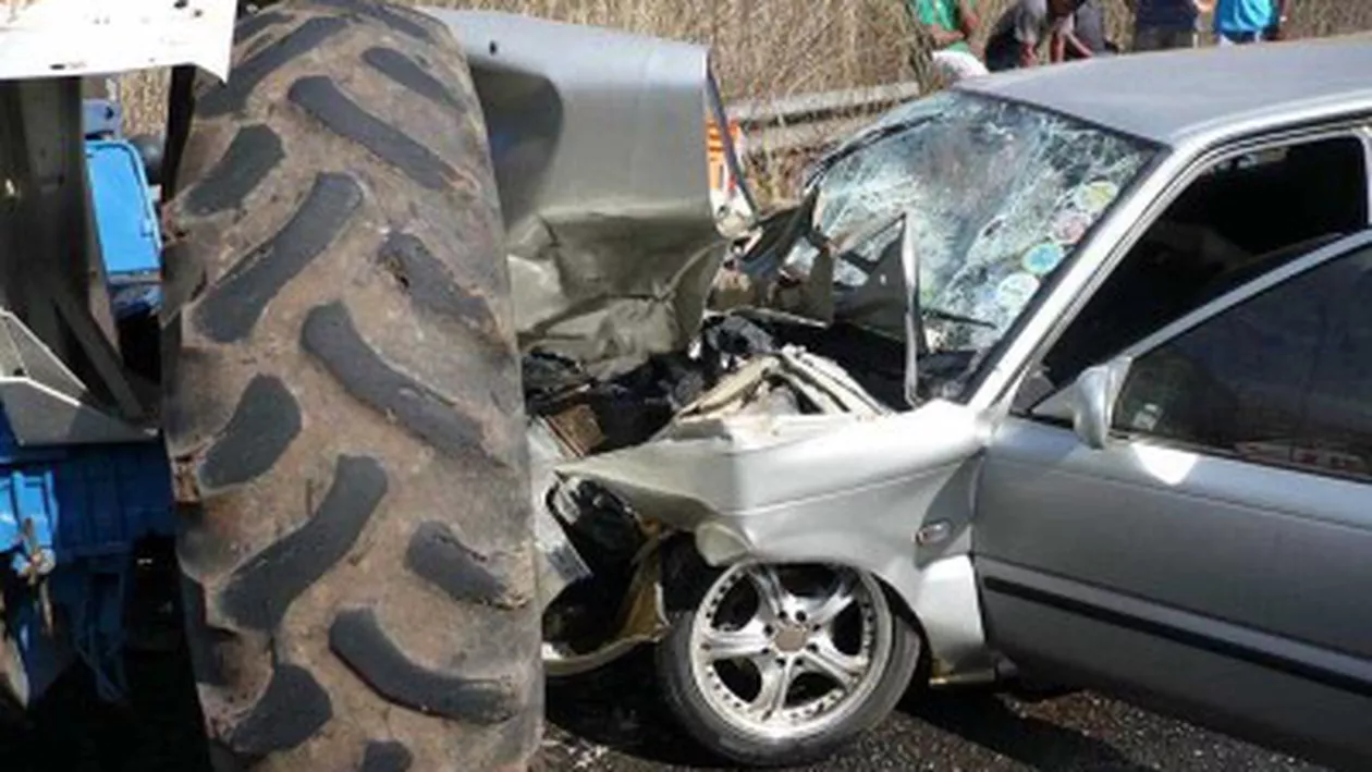 Arad: Trei copii și tatăl lor, răniți după ce mașina în care se aflau s-a izbit de un tractor