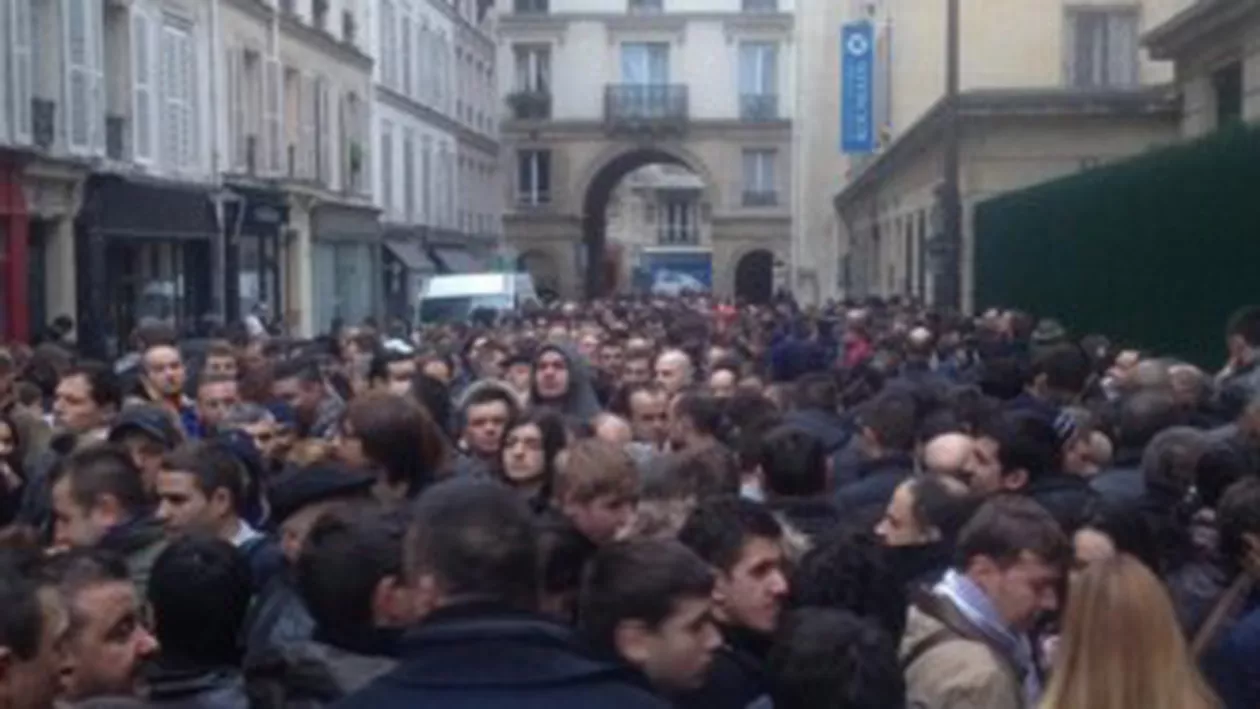 Cozi de kilometri în diaspora, mii de oameni aşteaptă să voteze. La Ambasada din Paris se cântă imnul României, mii de români scandează la Roma (VIDEO)
