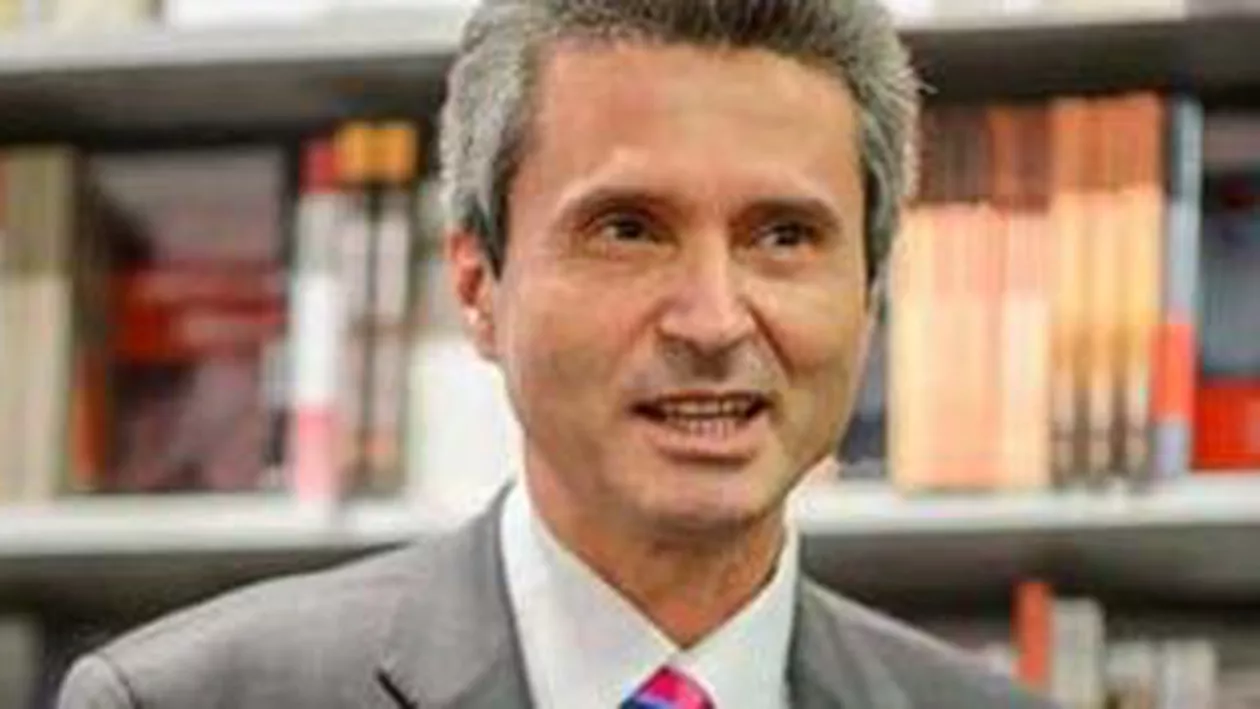 Ambasadorul României în Marea Britanie stă la coadă la sediul ICR din Londra pentru a vota