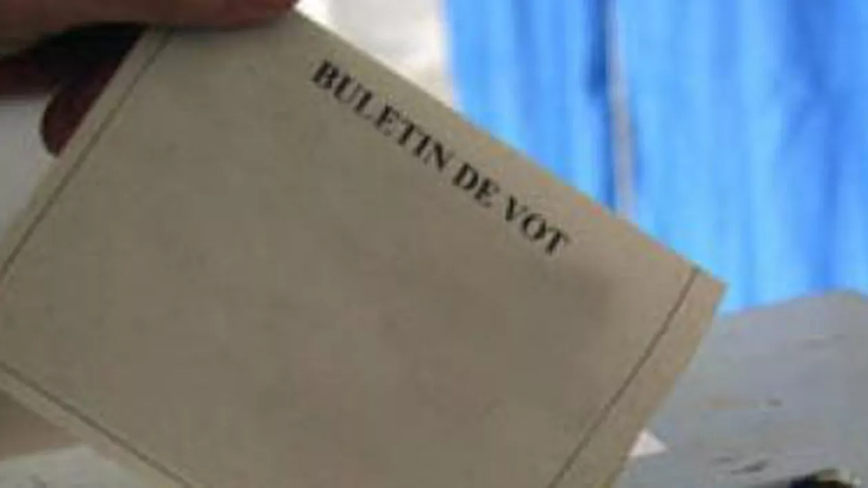 Galați: O femeie a primit din greșeală două buletine de vot pe care le-a ștampilat și a vrut să le introducă în urnă