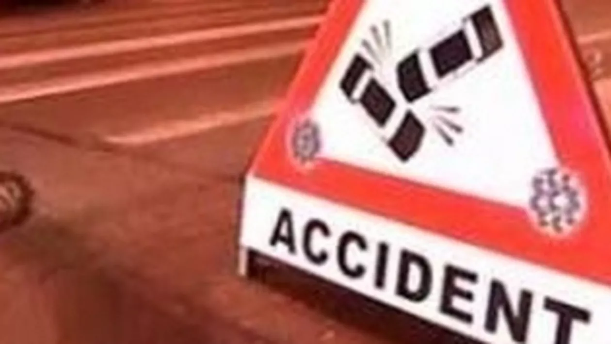 Argeș: Trei persoane au fost rănite după ce o mașină a intrat într-un TIR