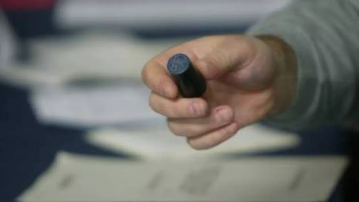 Cluj: Ştampilă dispărută în turul I de la o secţie, adusă de o bătrână care a venit din nou la vot