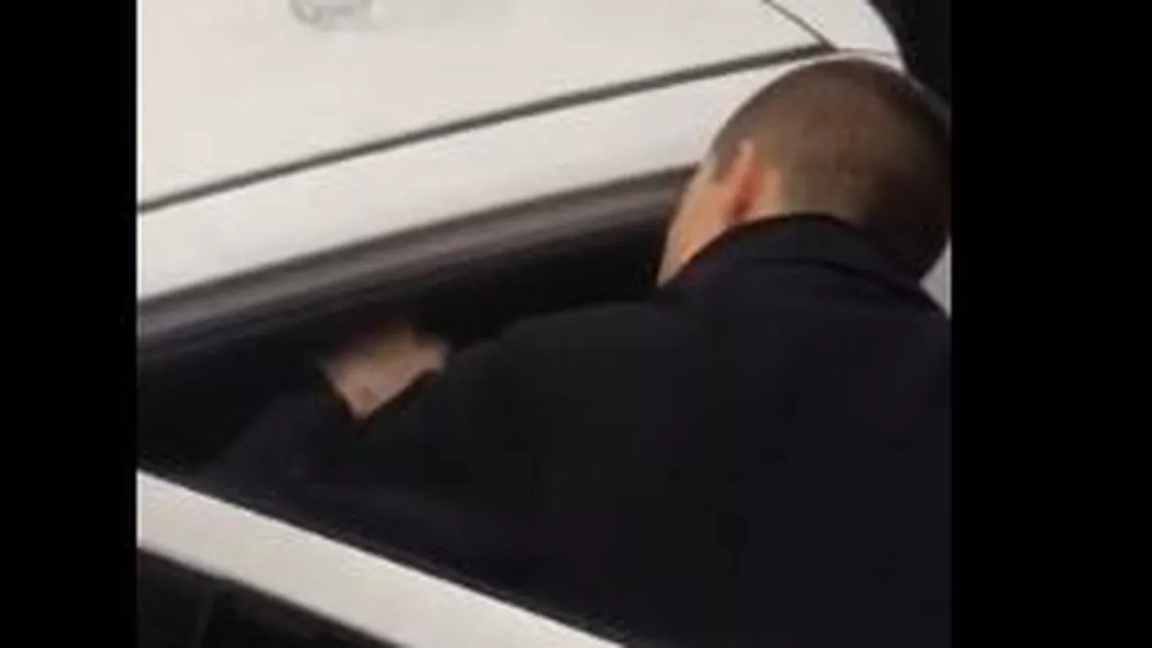 Paris: Un bărbat care stătea la coadă să voteze şi-a spart capul după ce a leşinat (VIDEO)