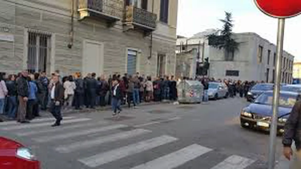 Germania: Peste 10.000 de români aşteaptă să voteze la cele cinci secţii de votare