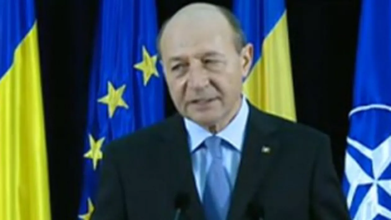 Traian Băsescu îl felicită pe Klaus Iohannis pentru victoria în alegerile prezidențiale