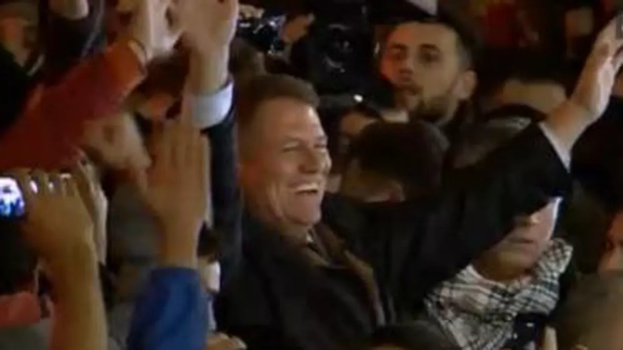 Euronews prezintă în rubrica "No comment" imagini din Piaţa Universităţii, după victoria lui Klaus Iohannis în alegeri (VIDEO)