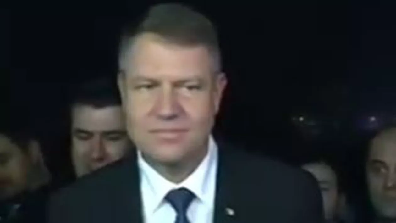 Iohannis a dat mai bine de trei ore autografe la lansarea volumului autobiografic, la târgul de carte Gaudeamus