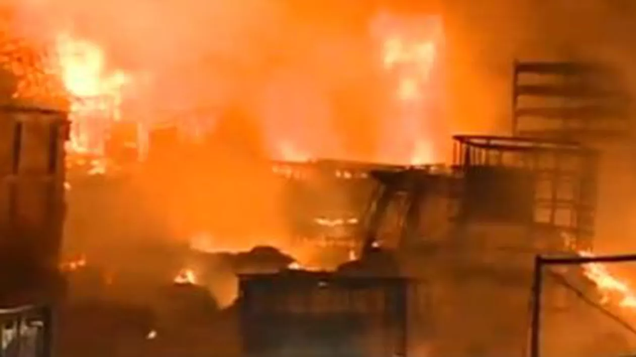 Incendiu violent în Ștefăneștii de Jos, Ilfov, la un depozit de materiale plastice (VIDEO)